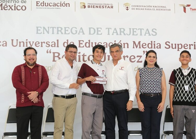 Entrega AVA a estudiantes de la zona sur becas federales “Benito Juárez”