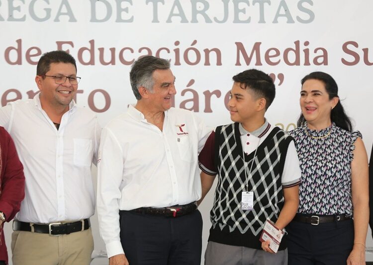 Entrega AVA a estudiantes de la zona sur becas federales “Benito Juárez”