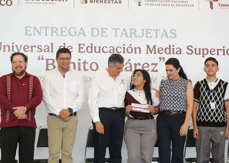 Entrega AVA a estudiantes de la zona sur becas federales “Benito Juárez”