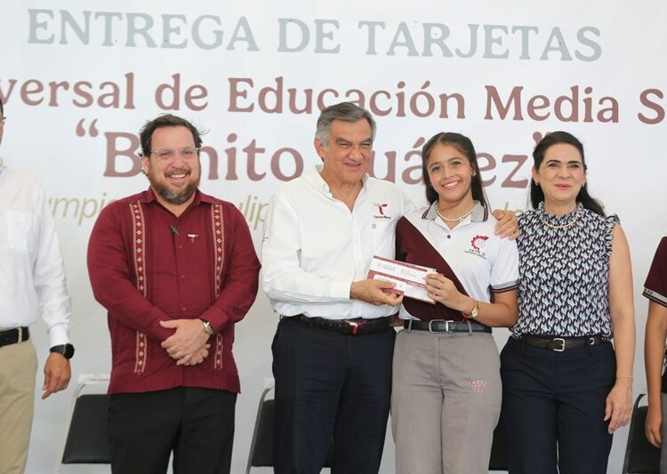 Entrega AVA a estudiantes de la zona sur becas federales “Benito Juárez”