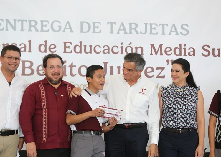 Entrega AVA a estudiantes de la zona sur becas federales “Benito Juárez”