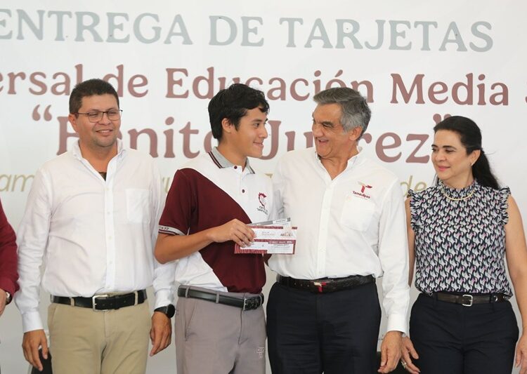 Entrega AVA a estudiantes de la zona sur becas federales “Benito Juárez”