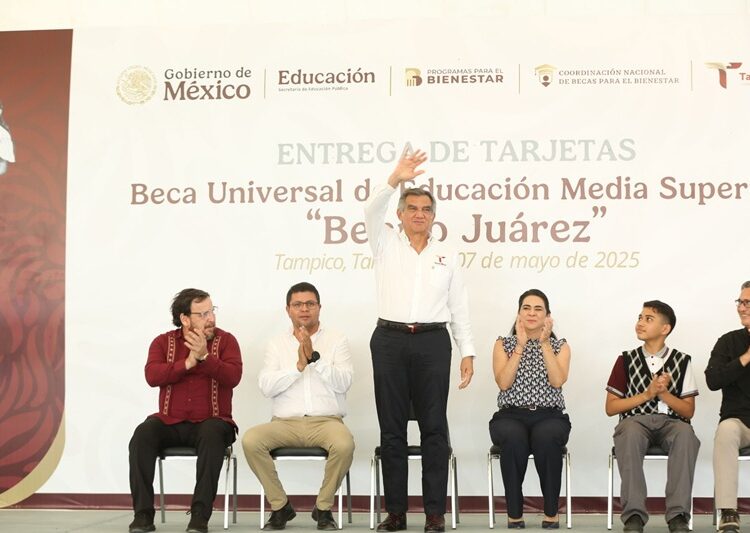 Entrega AVA a estudiantes de la zona sur becas federales “Benito Juárez”