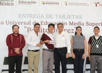 Entrega AVA a estudiantes de la zona sur becas federales “Benito Juárez”