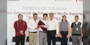 Entrega AVA a estudiantes de la zona sur becas federales “Benito Juárez”