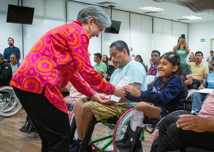 Entrega DIF Tamaulipas sillas de ruedas a personas con discapacidad