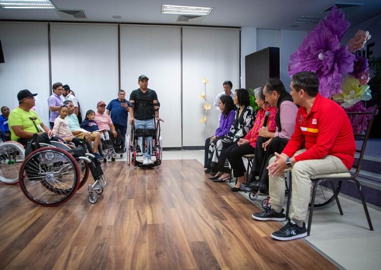 Entrega DIF Tamaulipas sillas de ruedas a personas con discapacidad