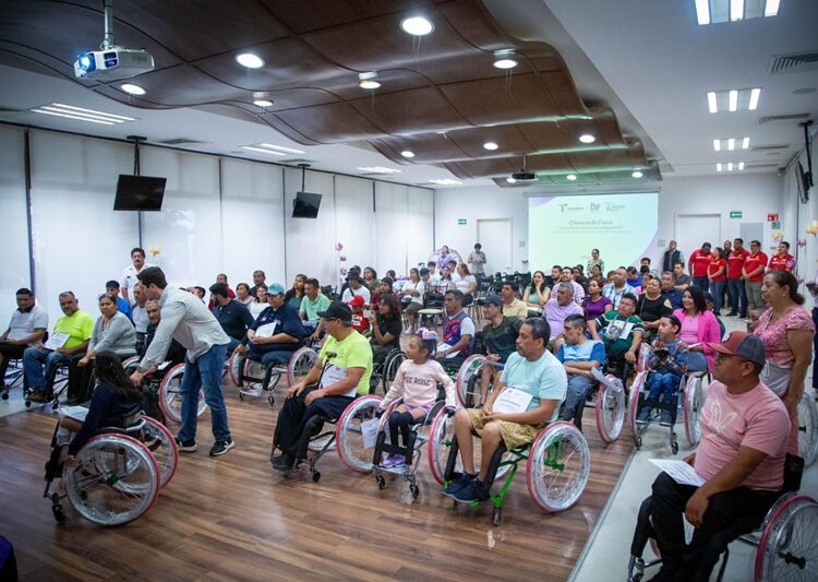 Entrega DIF Tamaulipas sillas de ruedas a personas con discapacidad