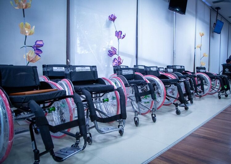 Entrega DIF Tamaulipas sillas de ruedas a personas con discapacidad