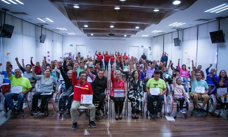 Entrega DIF Tamaulipas sillas de ruedas a personas con discapacidad