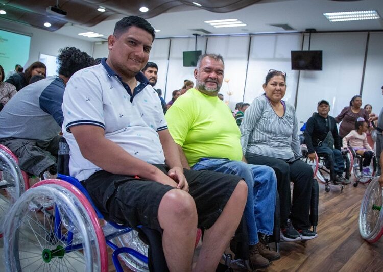 Entrega DIF Tamaulipas sillas de ruedas a personas con discapacidad