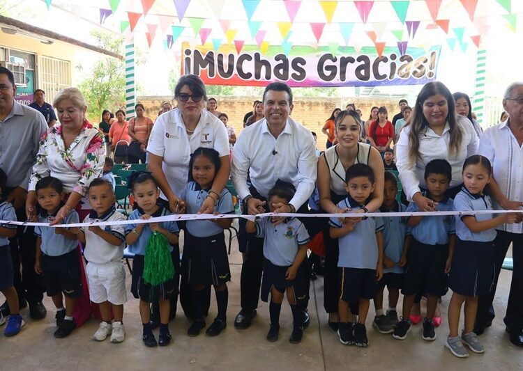 Entrega Lalo Gattás techumbre a Jardín de Niños América