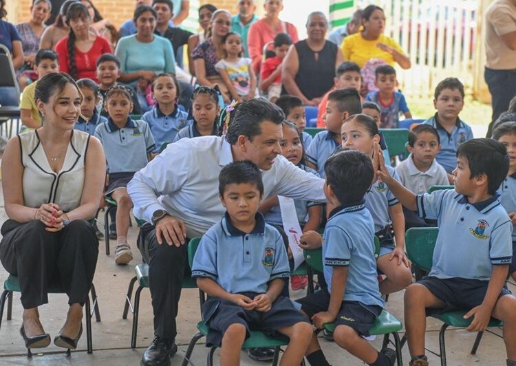 Entrega Lalo Gattás techumbre a Jardín de Niños América