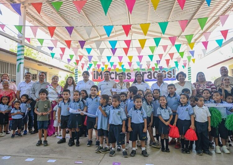 Entrega Lalo Gattás techumbre a Jardín de Niños América