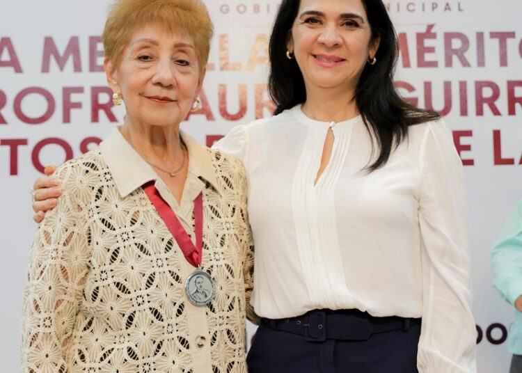 Entrega Mónica Villareal medalla “Lauro Aguirre” al mérito educativo