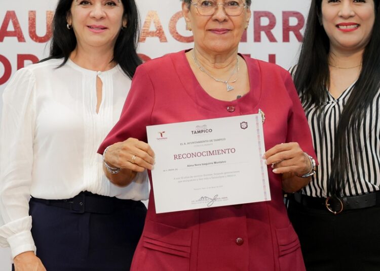 Entrega Mónica Villareal medalla “Lauro Aguirre” al mérito educativo