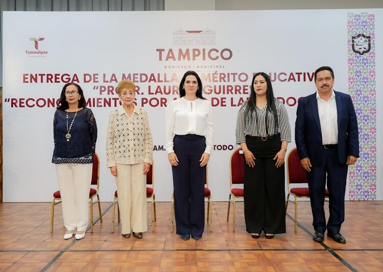 Entrega Mónica Villareal medalla “Lauro Aguirre” al mérito educativo