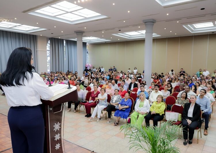 Entrega Mónica Villareal medalla “Lauro Aguirre” al mérito educativo