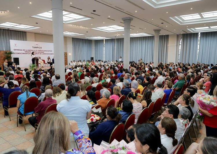 Entrega Mónica Villareal medalla “Lauro Aguirre” al mérito educativo