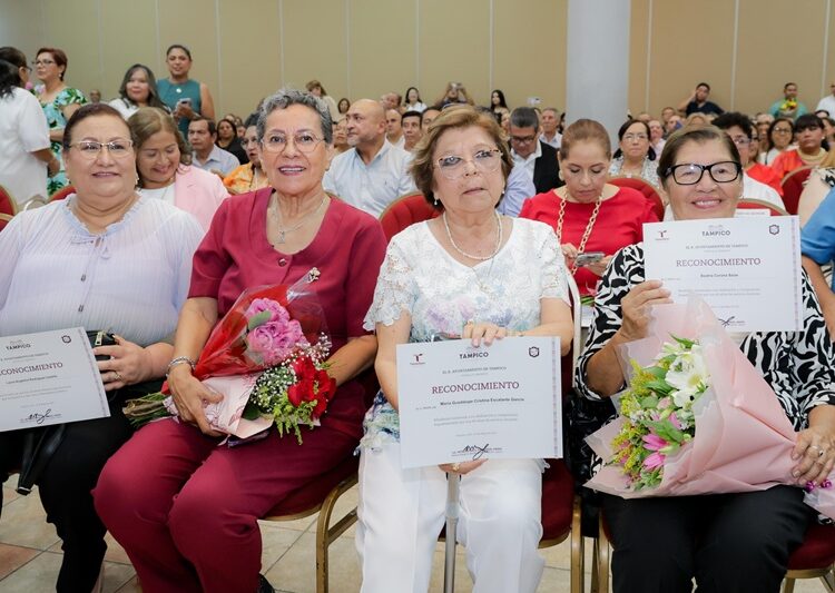 Entrega Mónica Villareal medalla “Lauro Aguirre” al mérito educativo