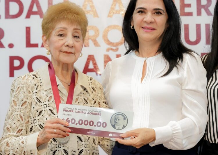 Entrega Mónica Villareal medalla “Lauro Aguirre” al mérito educativo
