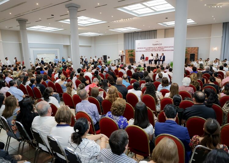 Entrega Mónica Villareal medalla “Lauro Aguirre” al mérito educativo