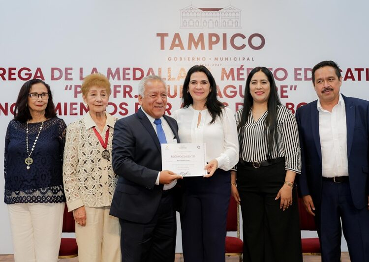Entrega Mónica Villareal medalla “Lauro Aguirre” al mérito educativo