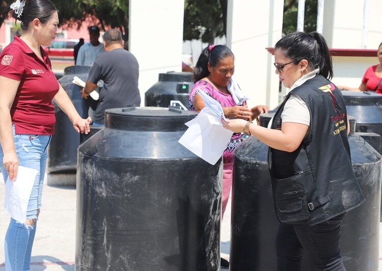 Entrega SEBIEN tinacos en Jaumave