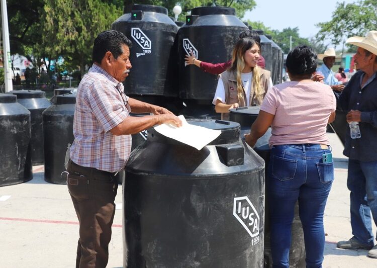 Entrega SEBIEN tinacos en Jaumave