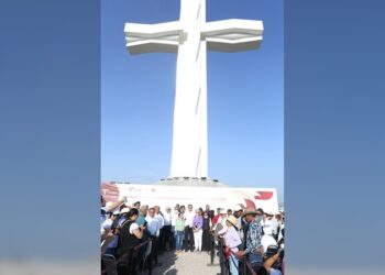 Entrega el gobernador a Tula la cruz más grande de México