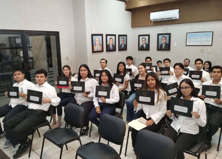 Entrega la UAT becas de excelencia y labor humanista a sus estudiantes