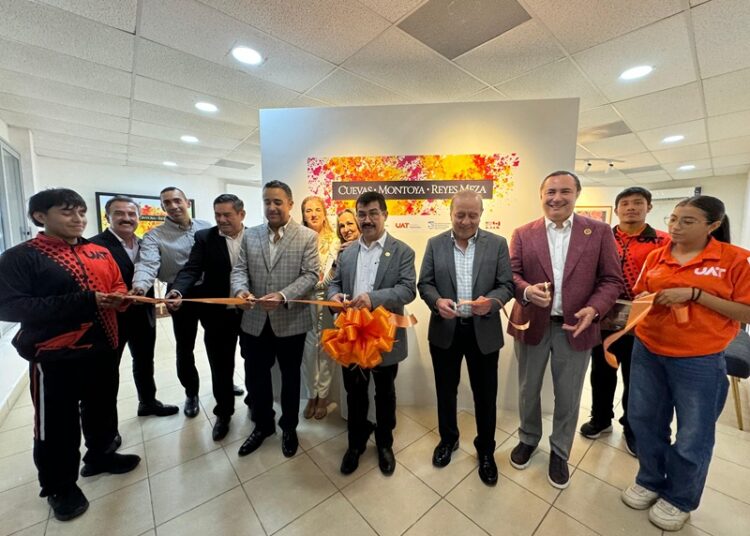 Entrega rector de la UAT equipamiento a universitarios de NLD