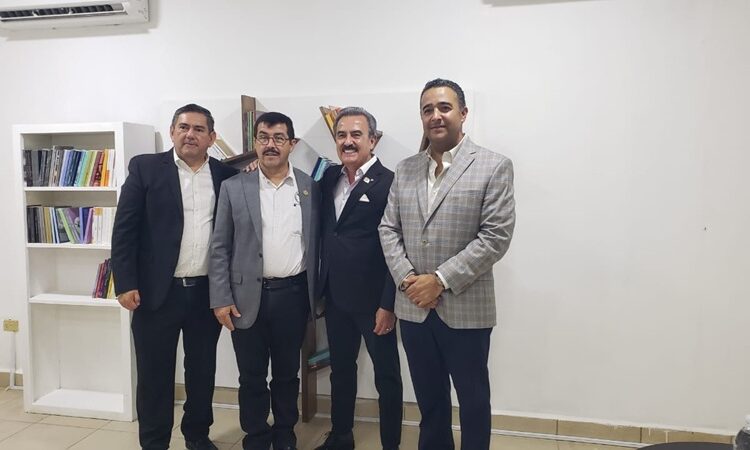 Entrega rector de la UAT equipamiento a universitarios de NLD