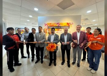 Entrega rector de la UAT equipamiento a universitarios de NLD