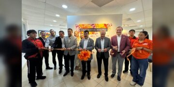 Entrega rector de la UAT equipamiento a universitarios de NLD