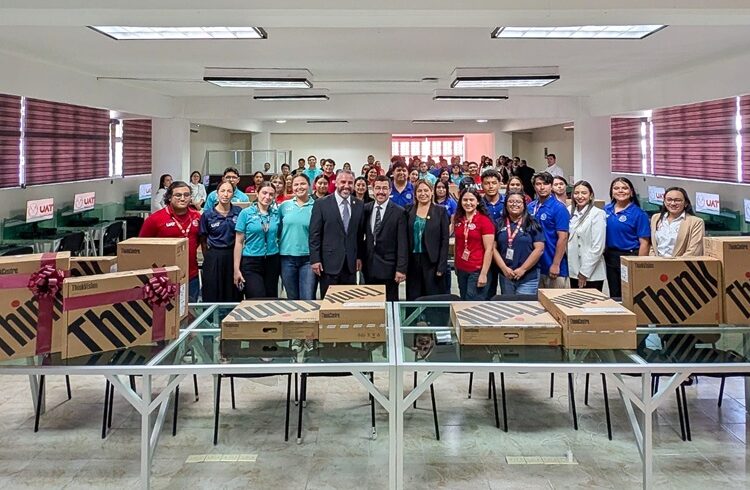Equipa rector de la UAT centros de cómputo en Reynosa y Valle Hermoso
