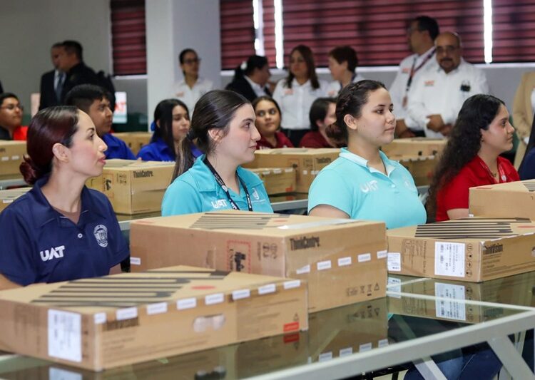 Equipa rector de la UAT centros de cómputo en Reynosa y Valle Hermoso