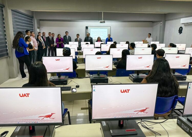 Equipa rector de la UAT centros de cómputo en Reynosa y Valle Hermoso