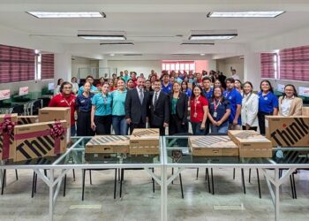 Equipa rector de la UAT centros de cómputo en Reynosa y Valle Hermoso