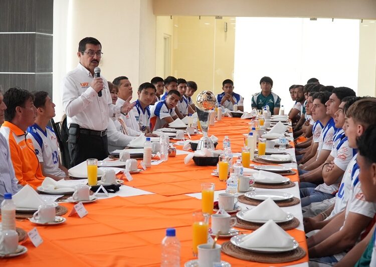 Felicita Rector a Correcaminos UAT, ¡campeones de la Premier!