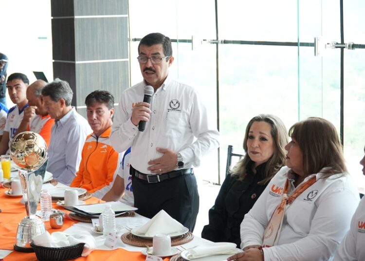 Felicita Rector a Correcaminos UAT, ¡campeones de la Premier!
