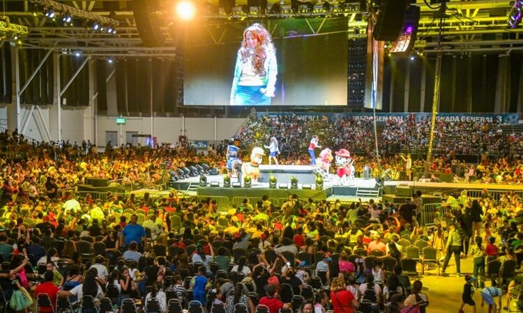 Festeja Mónica a niñas y niños con magno evento en Tampico