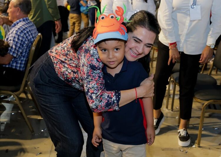 Festeja Mónica a niñas y niños con magno evento en Tampico