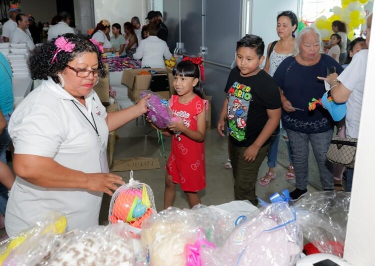 Festeja Mónica a niñas y niños con magno evento en Tampico