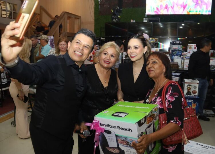 Festejan Lalo y Lucy a las mamás victorenses