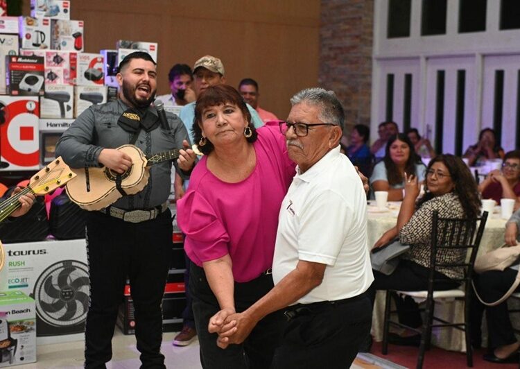 Festejan Lalo y Lucy a las mamás victorenses