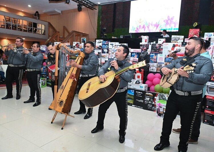 Festejan Lalo y Lucy a las mamás victorenses