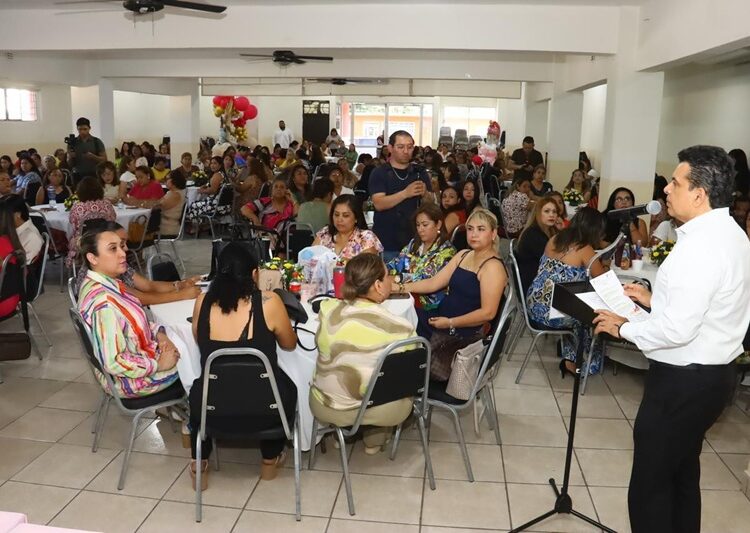 Festejan a madres sindicalizadas del Ayuntamiento de Victoria
