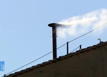 ¡Habemus papam! Revelan humo blanco en el Vaticano