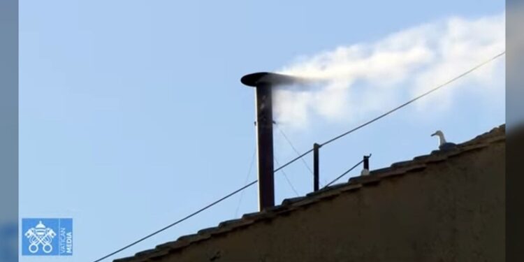 ¡Habemus papam! Revelan humo blanco en el Vaticano